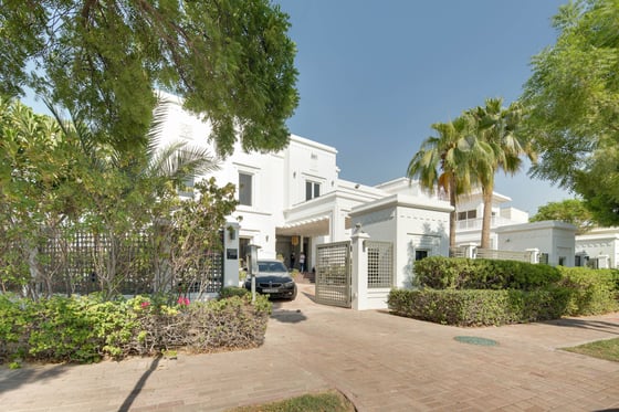 V Sector Grand Villa in Emirates Hills, picture 1