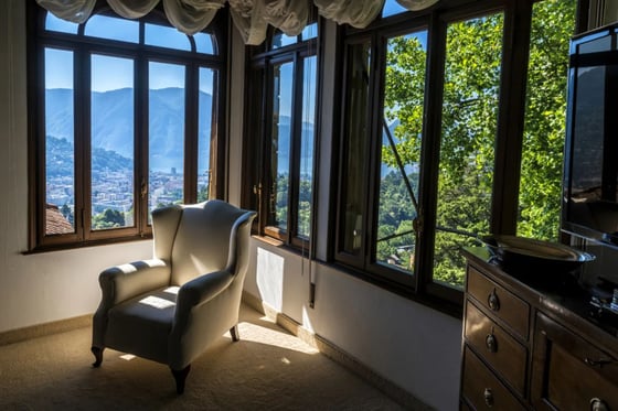 Prestigious Historical Villa with Lake View, picture 2