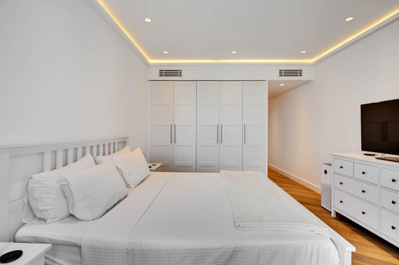 Renovated Corner 3 Beds Plus Maid Fully Furnished, picture 12