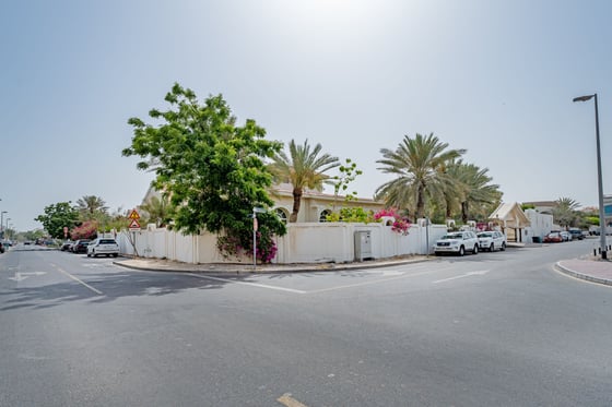 Vast Beachfront Compound with Renovation Potential in Jumeirah, picture 17