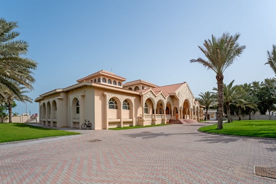 Vast Beachfront Compound with Renovation Potential in Jumeirah, picture 3