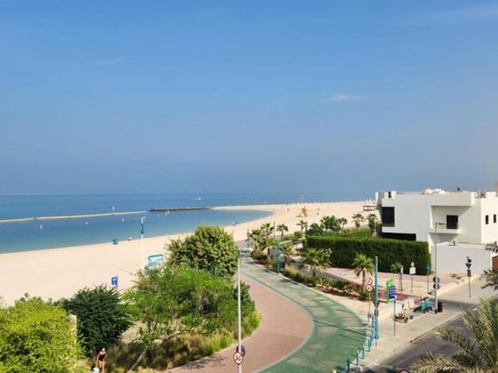 Vast Beachfront Compound with Renovation Potential in Jumeirah, picture 1