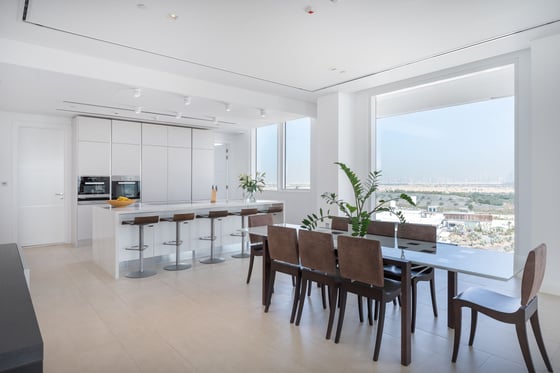 Modern Penthouse with Panoramic Views in Al Barari, picture 3