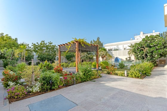 Luxury Villa with Private Pool in Umm Suqeim 3, picture 13