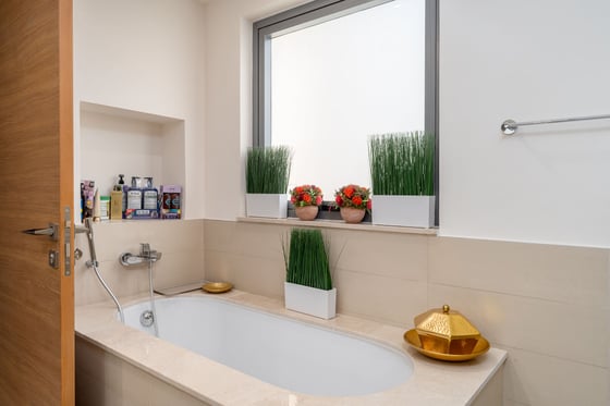 Elegant Spacious 4 Bedroom Sidra Villa with Upgraded Garden and Pool, picture 12