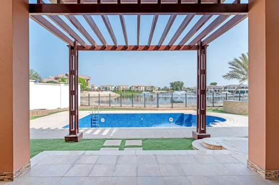 Spectacular Lake Facing Villa in Jumeirah Islands, picture 33
