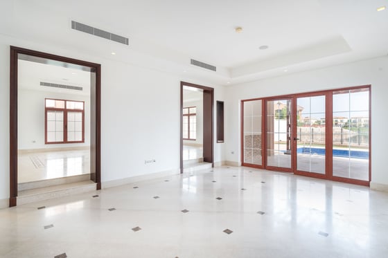 Spectacular Lake Facing Villa in Jumeirah Islands, picture 15