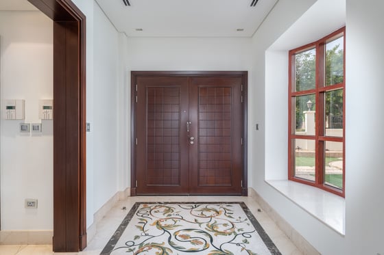 Spectacular Lake Facing Villa in Jumeirah Islands, picture 10