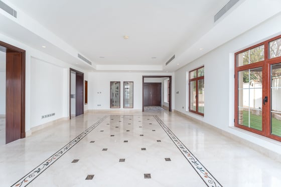 Spectacular Lake Facing Villa in Jumeirah Islands, picture 7
