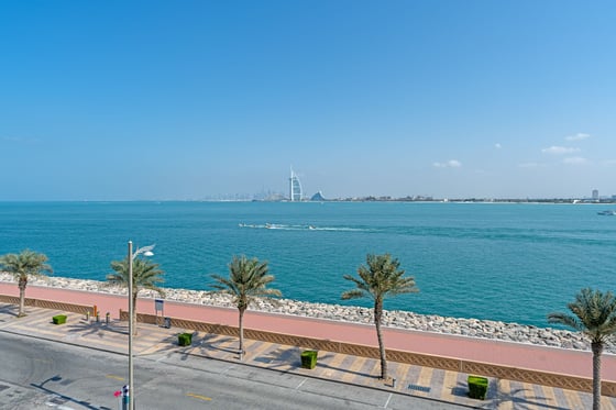 Luxury &amp; Bright Apartment with Arabian Gulf Views, picture 13