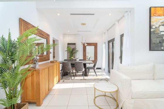 Semi-attached, Well-maintained 4BR Canal Cove Villa on Palm Jumeirah, picture 1