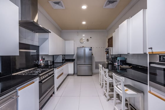 Luxury Villa with Lake Views in Emirates Hills, picture 6