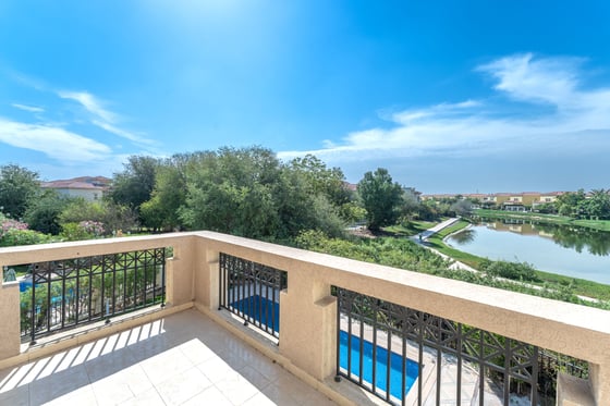 Entertainment Foyer with Lake Views and Huge Plot, picture 4