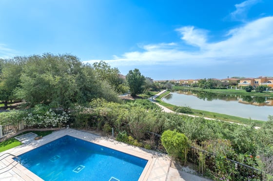Entertainment Foyer with Lake Views and Huge Plot, picture 3
