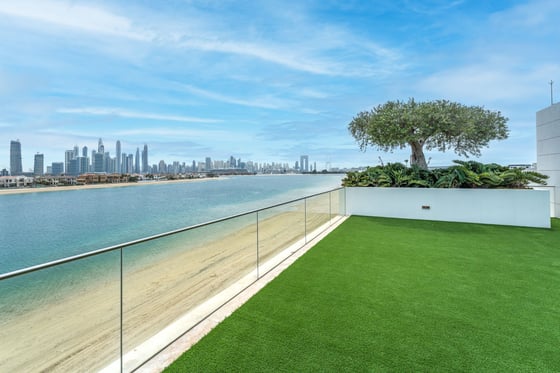 Exquisite custom-built villa with roof deck on Palm Jumeirah, picture 7