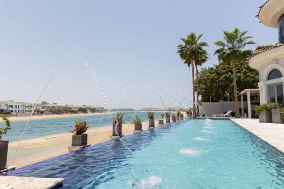 Fully Upgraded Waterfront Villa on Palm Jumeirah, picture 1