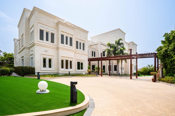 Fully furnished and upgraded villa in Emirates Hills, picture 1