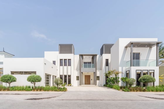 Video tour for Expertly Designed Signature Villa on Palm Jumeirah
