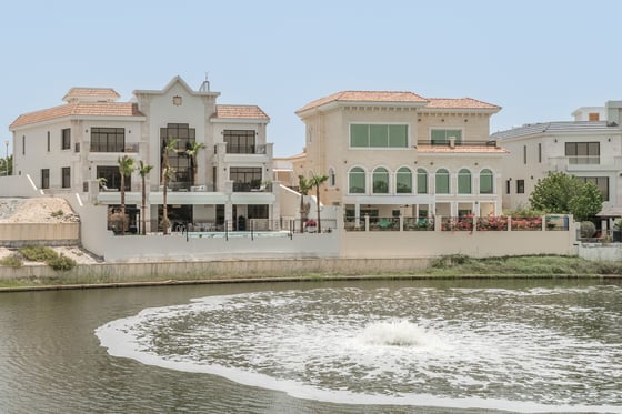 Serene Waterside Majestic Mansion in Jumeirah Islands, picture 1