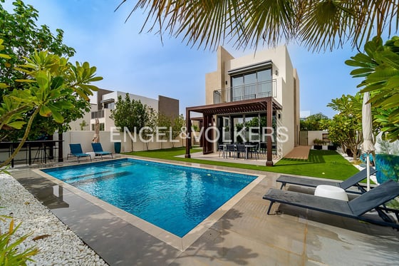 Exclusive Upgraded Villa | Great Location, picture 1