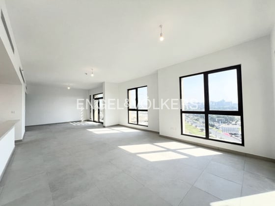 Fully Upgraded | Bright Layout | Prime Location, picture 1