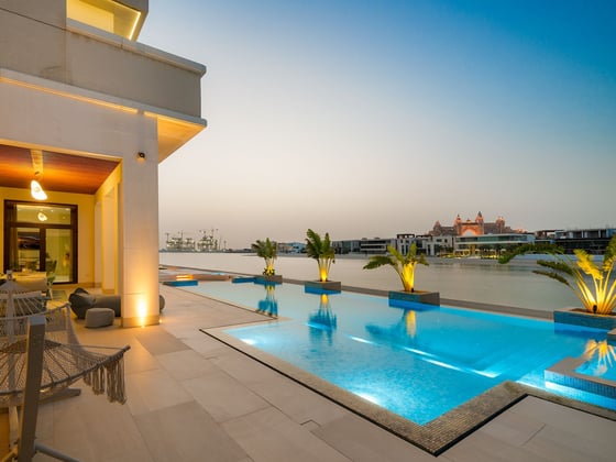 Beachfront Palm Jumeirah Villa with Atlantis Views, picture 1