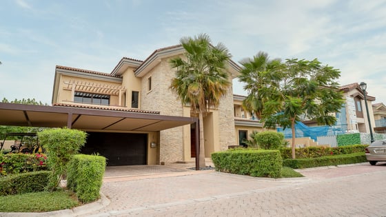 Huge villa with golf course view in Jumeirah Golf Estate, picture 1