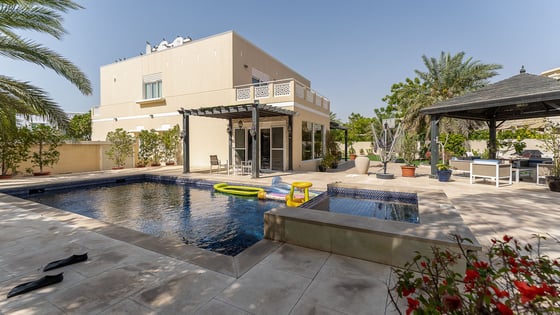 Upgraded villa in Meadows with private pool and garden, picture 1