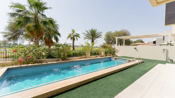 Single-row villa in DAMAC Hills with golf course view, picture 1
