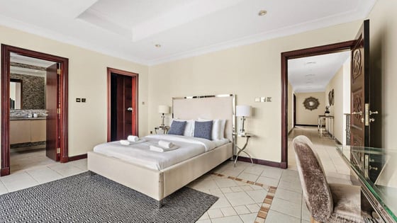 Luxurious villa in Palm Jumeirah with beachfront view, picture 10
