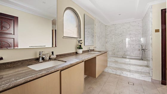 Luxurious villa in Palm Jumeirah with beachfront view, picture 13