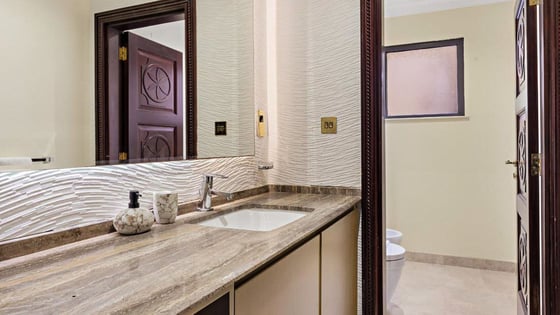 Luxurious villa in Palm Jumeirah with beachfront view, picture 15
