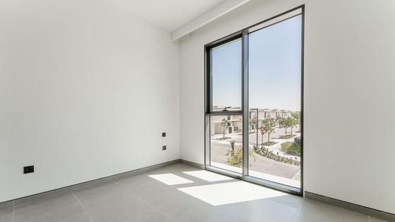 Single row  Villa in Tilal Al Ghaf with private garden, picture 8