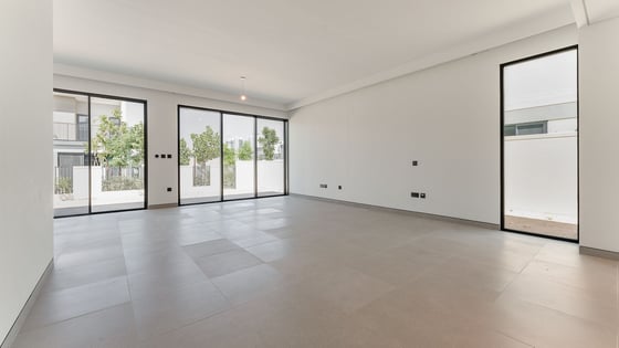 Single row  Villa in Tilal Al Ghaf with private garden, picture 3