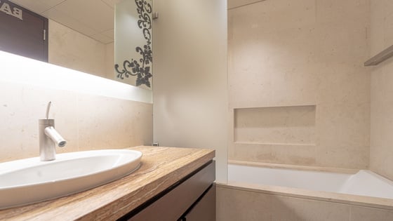 Stunning apartment in Burj Khalifa with spacious layout, picture 16