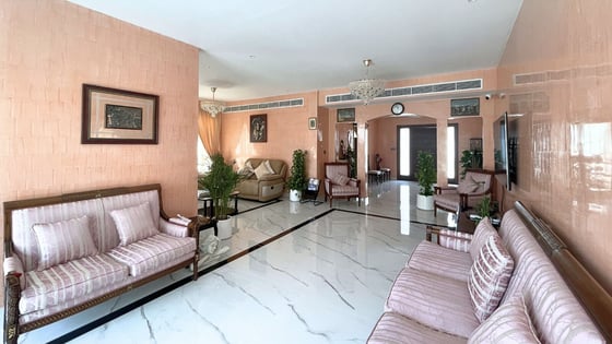Lovely villa in Meadows 2 with amazing skyline view, picture 2