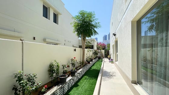 Lovely villa in Meadows 2 with amazing skyline view, picture 17