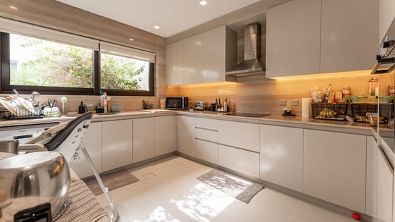 Luxurious villa in Damac Hills with golf course view, picture 6