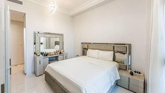 Massive villa in Damac Hills with private garden, picture 9