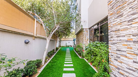 Massive villa in Damac Hills with private garden, picture 14