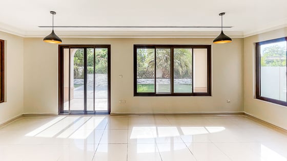 Luxurious villa in Arabian Ranches with spacious layout, picture 2