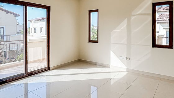 Luxurious villa in Arabian Ranches with spacious layout, picture 7