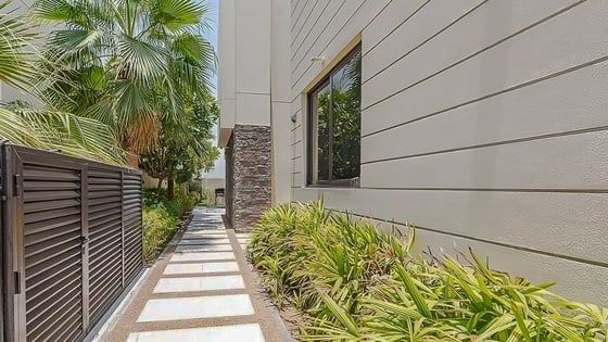 Fully furnished villa in Damac Hills with luxury living, picture 11