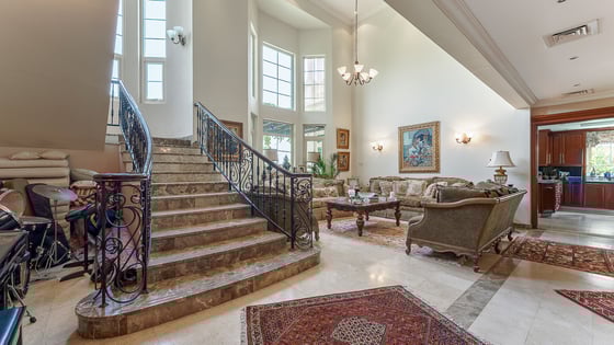 Spacious villa in Jumeirah Islands with lake view, picture 5