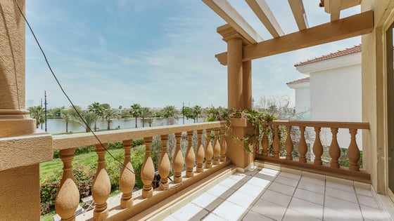 Spacious villa in Jumeirah Islands with lake view, picture 17