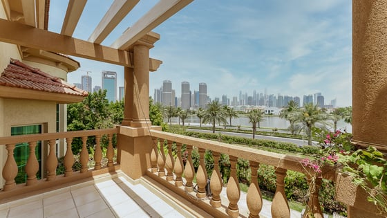 Spacious villa in Jumeirah Islands with lake view, picture 16