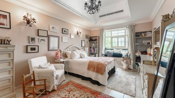 Spacious villa in Jumeirah Islands with lake view, picture 8