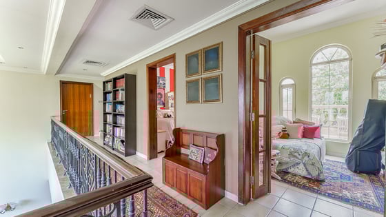 Spacious villa in Jumeirah Islands with lake view, picture 13