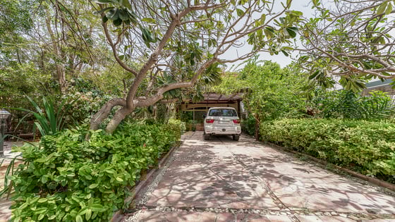 Spacious villa in Jumeirah Islands with lake view, picture 19
