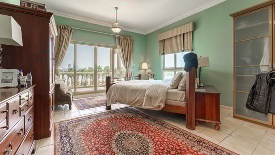 Spacious villa in Jumeirah Islands with lake view, picture 11